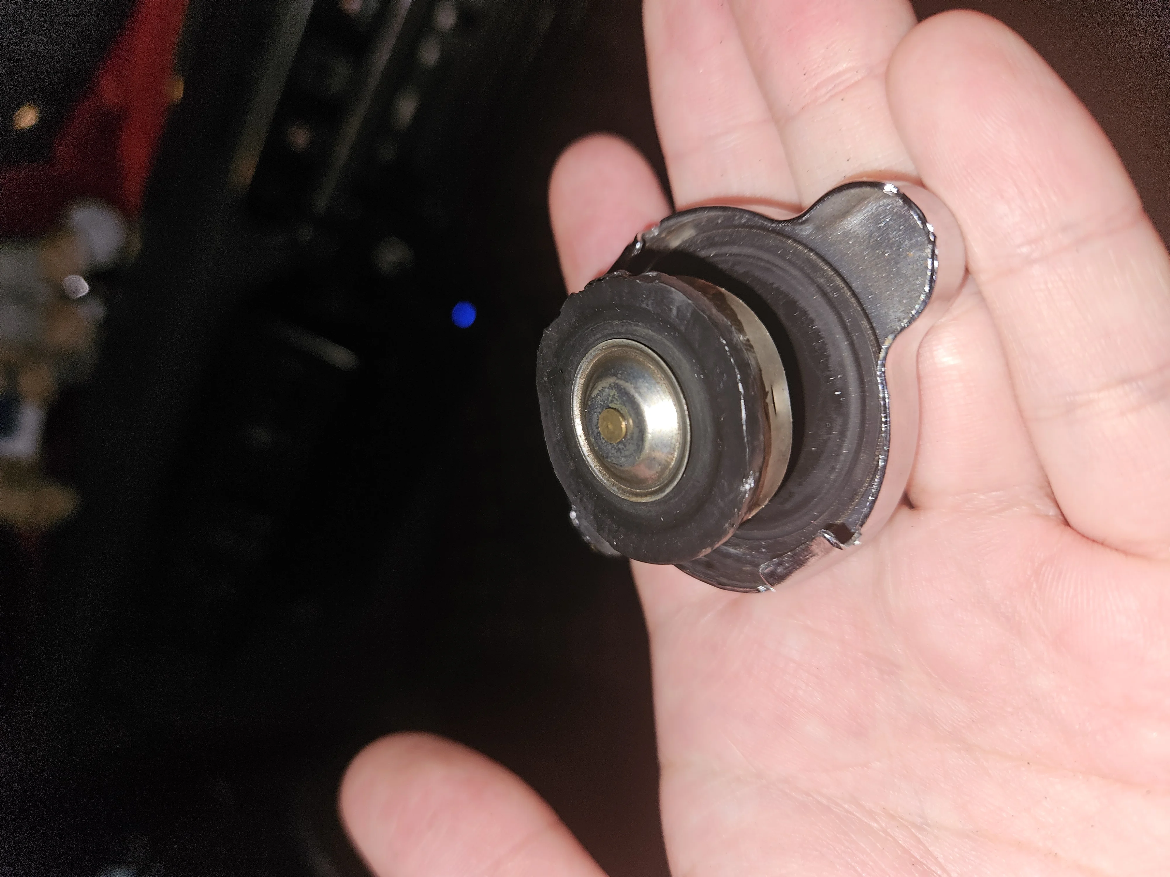 劣化したラジエーターキャップ