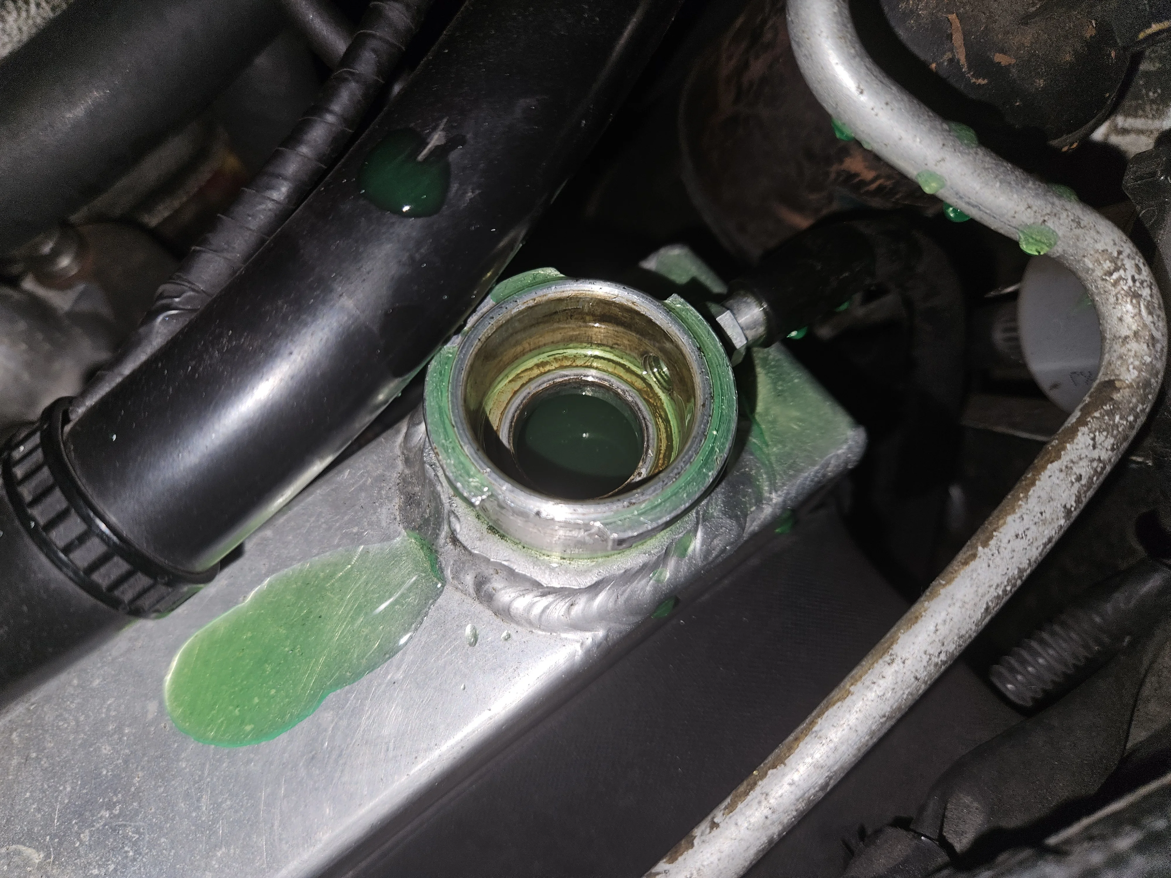 クーラント補充中